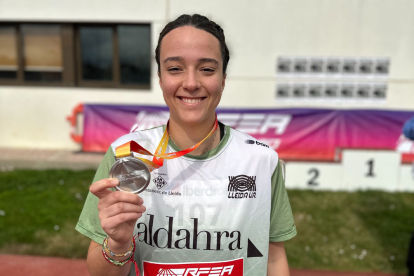 L’atleta de l’Aldahra Lleida UA posa amb la medalla de plata.