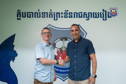 Pep Muñoz, a la dreta, amb el mànager general del club cambodjà, l’escocès Chris Grant.