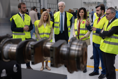 La presidenta madrilenya, Isabel Díaz Ayuso, ahir durant una visita a una empresa a Arganda del Rey.