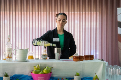 Una de les participants ahir en el Concurs de Cocteleria Eschotur Lleida.