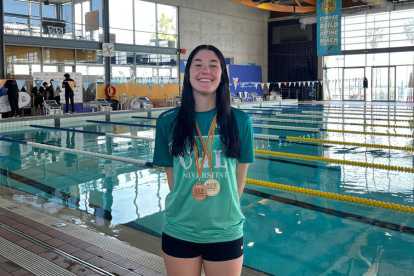 La nadadora Andrea Serlavós, de la UdL, amb les dos medalles.