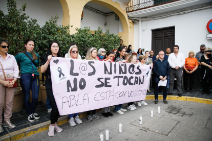 Minut de silenci per les nenes assassinades pel seu pare a Almeria.