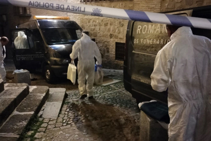 Treballadors d’una funerària arribant al lloc dels fets dimarts a la nit.