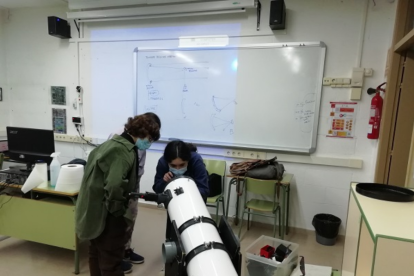 Alumnes de l’institut d’Alcarràs treballant amb un telescopi.