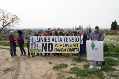 Una vintena de veïns de l’Horta es van concentrar ahir a la partida de Rufea.