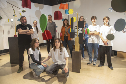 Una instal·lació amb alumnes i el director del centre, Xavi Brufau, al costat de l’alcaldessa, Alba Pijuan.