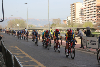 El grup capdavanter serpenteja per preparar l’esprint final, pocs metres després.