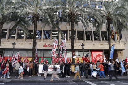 Manifestants ahir davant d’una seu del Santander a València.