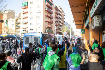 Al lloc es van desplaçar cinc furgons dels Mossos, dos dels antiavalots (ARRO).