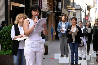 Poesia al carrer Alcalde Costa de Lleida amb rapsodes voluntaris.