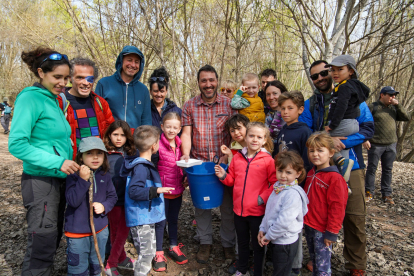 Les famílies que ahir van participar en l’experiència a l’estany.