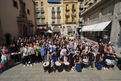 Foto de grup dels participants fent el senyal d’OK de la campanya ‘Extracapacitats’.