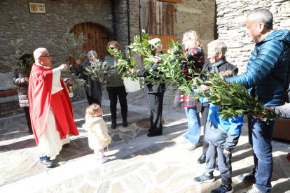Esterri d’Àneu. Tradicional benedicció de palmes i branques d’olivera, a l’església parroquial de Sant Vicenç.