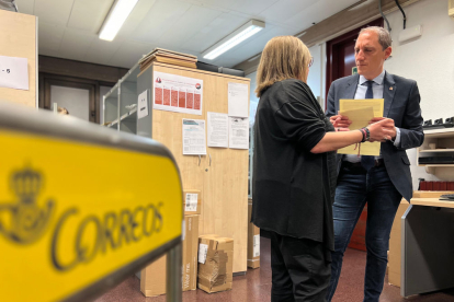 Vot per correu ■ El subdelegat del Govern espanyol, José Crespín, va visitar una oficina de Correus per seguir el procés del vot per correu, que es pot demanar fins al dia 2 de maig.