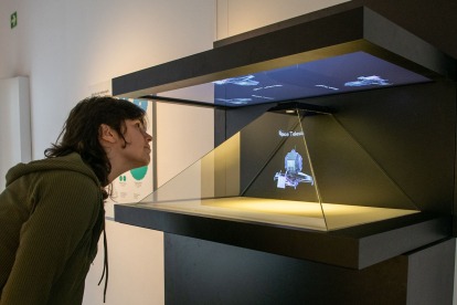 ‘Miralls. Dins i fora de la realitat’, exposició interactiva sobre les propietats i efectes dels miralls.