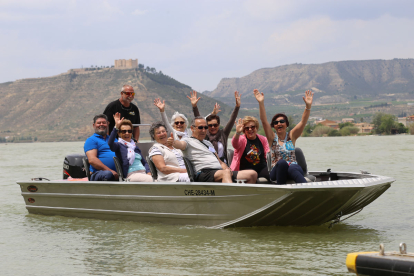 Alguns dels turistes que ja han experimentat els viatges amb vaixell a la cua de Riba-roja.