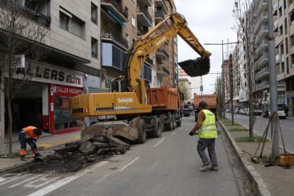 Tall de trànsit a l'avinguda Madrid per reparar el paviment
