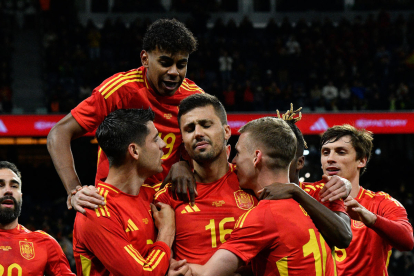 Lamine Yamal i jugadors de la selecció espanyola celebren un gol durant la primera meitat.