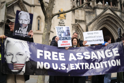 Protesta de seguidors d’Assange davant dels jutjats londinencs.