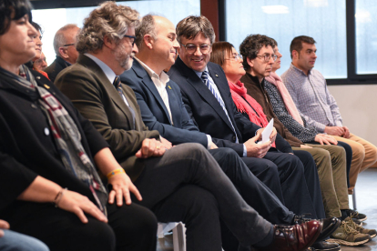 Puigdemont conversa amb Turull durant l’acte que es va celebrar ahir a Perpinyà.