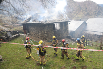 Un incendi destrueix una casa a Estaon, a la Vall de Cardós