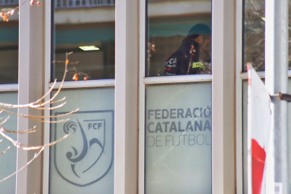 Una vista de la seu de la Federació Catalana a Barcelona durant l’escorcoll policial del 5 de març.