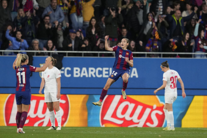 Aitana Bonmatí celebra el primer gol.