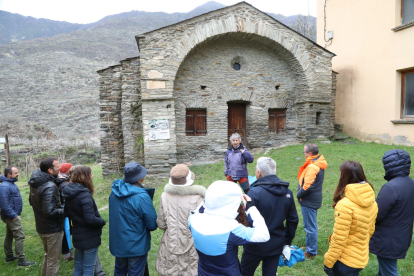 Visitants a València d’Àneu en la ruta Joc de Dames per explicar la importància de les dones.