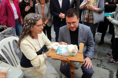 Aragonès visitant ahir una puntaire en una fira medieval celebrada a Hostalric.