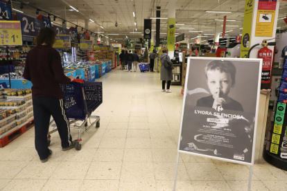 L’hipermercat Carrefour de Lleida, ahir al migdia durant l’‘hora silenciosa’.