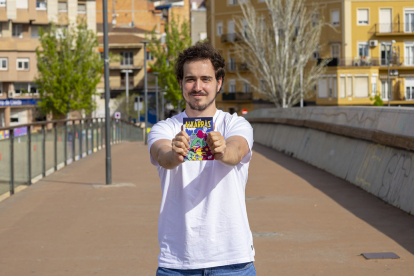 Joan Saló, autor del còmic, mostra un exemplar de la seua obra.