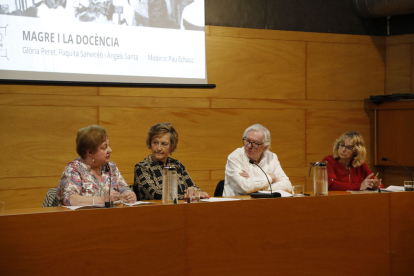 Àngels Santa, Glòria Peret, Pau Echauz i Paquita Sanvicén, ahir en el primer debat dels tres previstos.