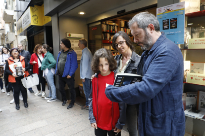 L’escriptor lleidatà Carles Porta, firmant llibres l’any passat a Lleida la vigília de Sant Jordi.