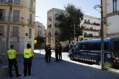 Imatge de l’operatiu que es va portar a terme ahir a la tarda al Barri Antic de Lleida.