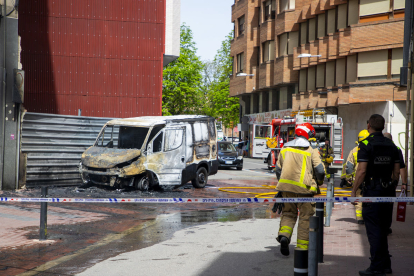 Un incendi calcina per complet una furgoneta a la plaça Noguerola
