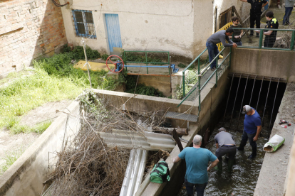 Membres de la comunitat anul·lant la captació de Balaguer.