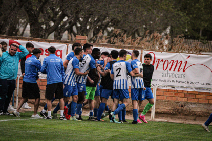 Els jugadors de l’Artesa de Lleida formen una pinya per celebrar el gol de la victòria.