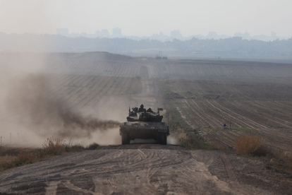 Un tanc israelià patrullant al voltant de la frontera entre Gaza i Israel, al sud de l’enclavament.