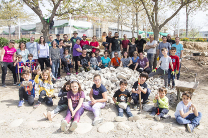 Construeixen un mur de pedra seca a l'escola Maria-Mercè Marçal