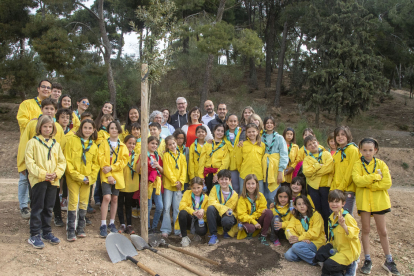 Autoritats, membres dels Amics de l’Arbre i Llops i Daines de l’Agrupament Escolta.