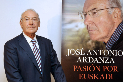 Imatge del 2011 de José Antonio Ardanza durant la presentació del llibre que recull les seues memòries.