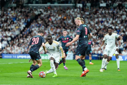 Bernardo Silva i Haaland, en una acció davant del madridista Mendy.