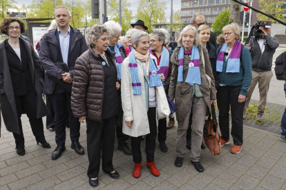 Activistes de KlimaSeniorinnen de Suïssa, davant del Tribunal Europeu de Drets Humans (TEDH).