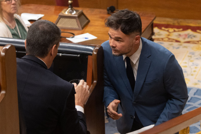 El portaveu d’ERC al Congrés, Gabriel Rufián, conversant ahir a la Cambra amb Pedro Sánchez.