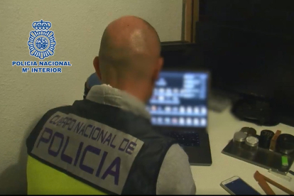 Imatge d’arxiu d’un agent de la Policia Nacional durant un operatiu de ciberdelinqüència.