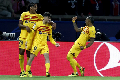 Koundé, Pedri i Raphinha celebren un dels gols davant del PSG.