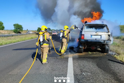 Els Bombers van apagar un foc ahir en un cotxe a l’A-2.