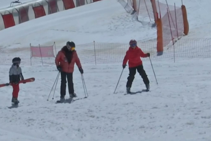 Esquiadors fent les últimes baixades de la temporada.