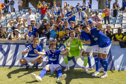 Diversos jugadors blaus celebren el gran triomf amb un grup d’aficionats.