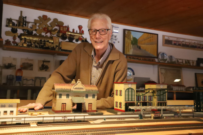 El col·leccionista de l’Albi Josep Garriga amb un dels joguets antics relacionats amb el ferrocarril.